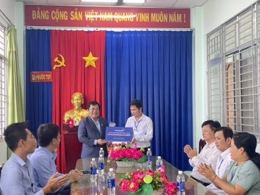 Công ty Cổ phần IMG Phước Đông tặng quà tết ở xã Phước Tuy