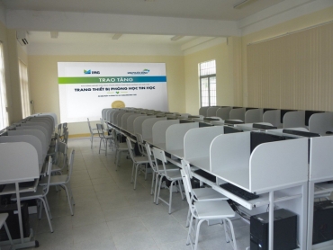 Khu Công nghiệp Cầu cảng Phước Đông trao tặng trang thiết bị phòng vi tính cho 3 trường học huyện Cần Đước