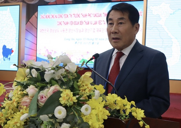 Thị trưởng thành phố Yangsan, Hàn Quốc - Na Dong Yeon trao đổi một số nội dung tại buổi làm việc